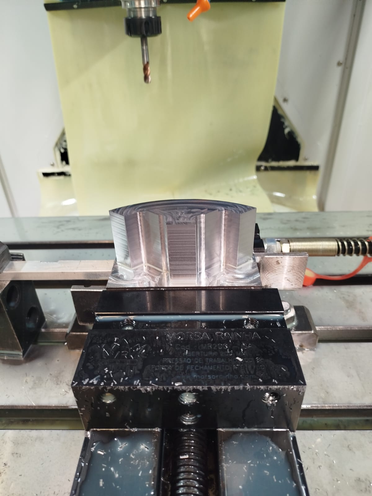 Morsa MonFort fixando peça em centro de usinagem CNC